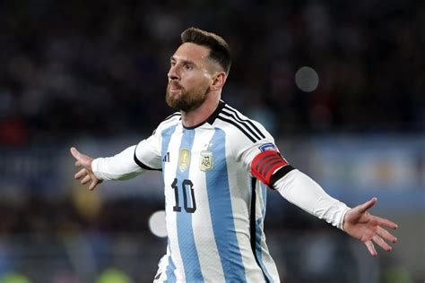 Argentina, Colombia win openers .